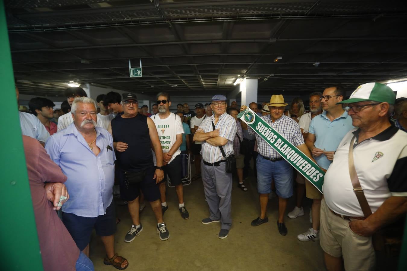 Las primeras y largas colas para renovar el abono del Córdoba CF, en imágenes