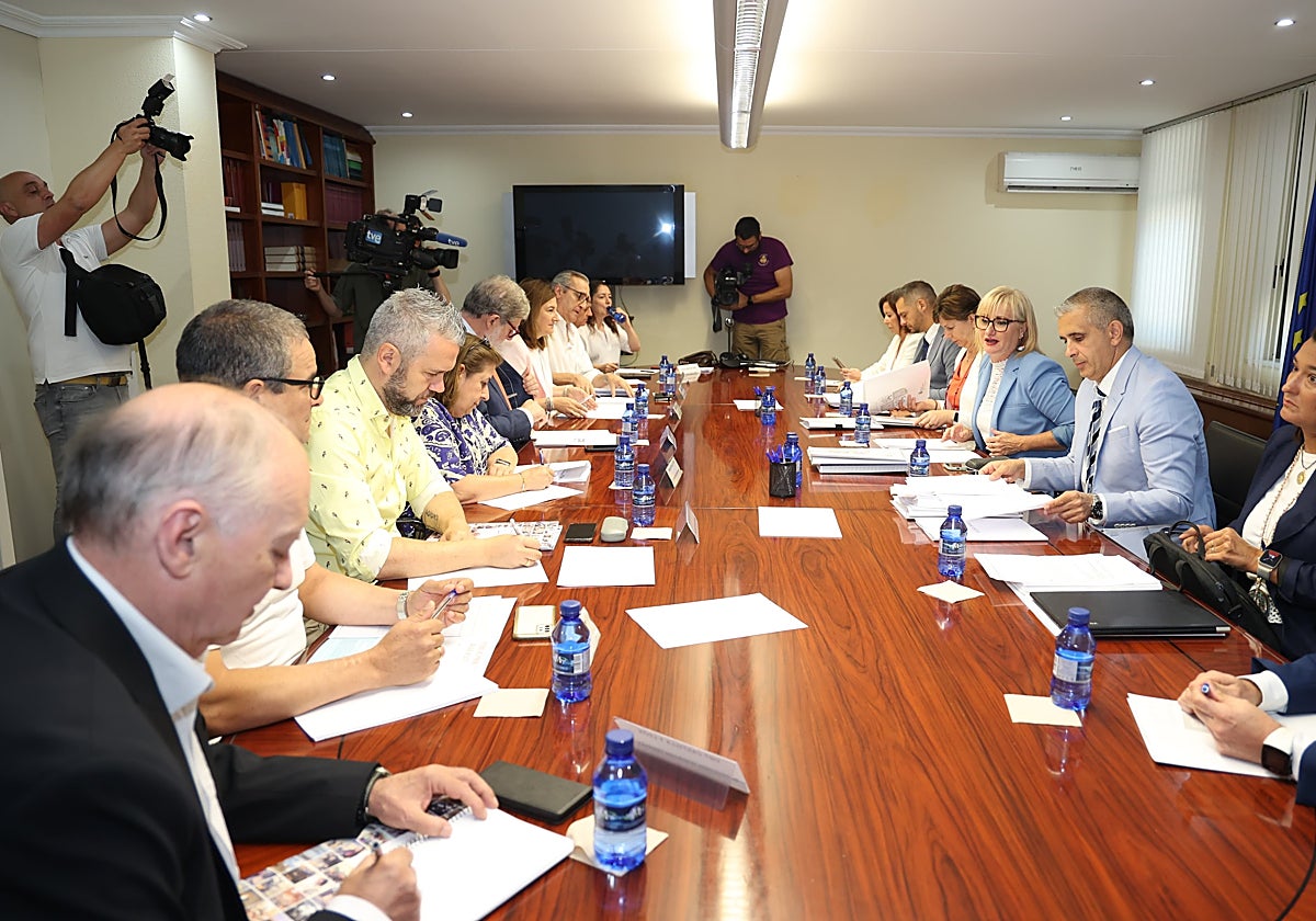 La nueva consejera de Industria, Comercio y Empleo, Leticia García, se reúne con CEOE, CCOO y UGT