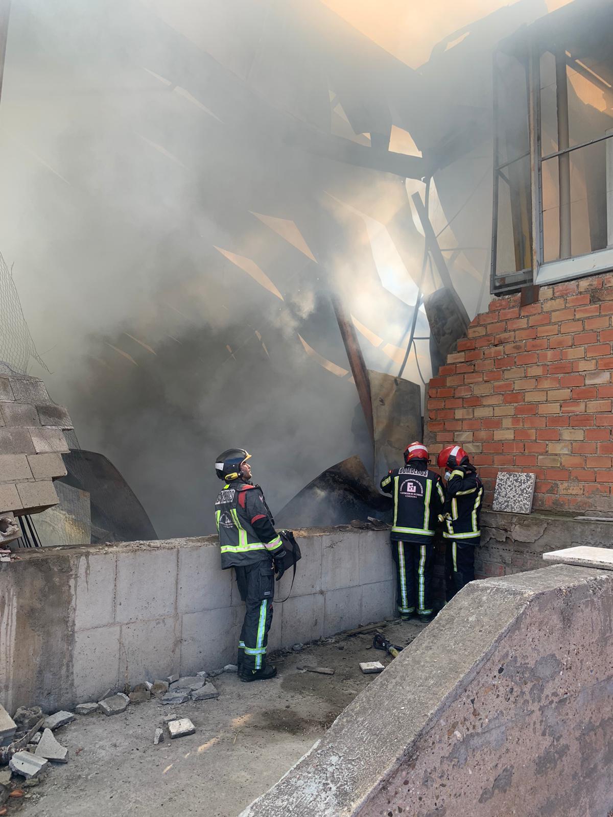 Las imágenes del secadero de jamones arrasado en Hinojosa del Duque por un incendio