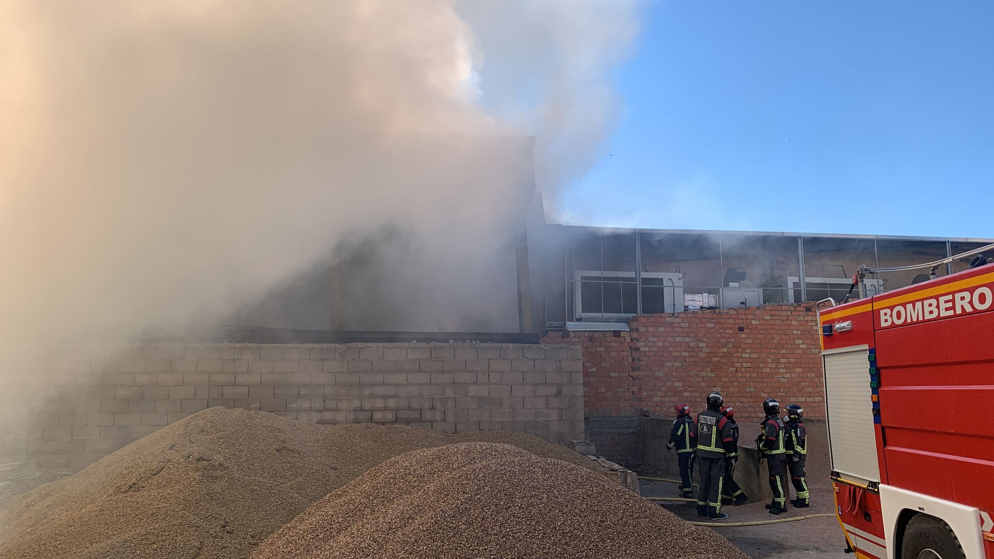 Las imágenes del secadero de jamones arrasado en Hinojosa del Duque por un incendio