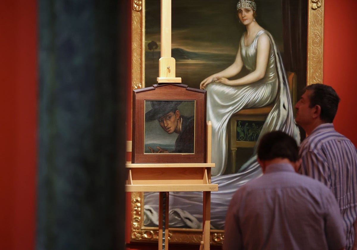 Dos turistas observan obras de Julio romero en su museo de Córdoba