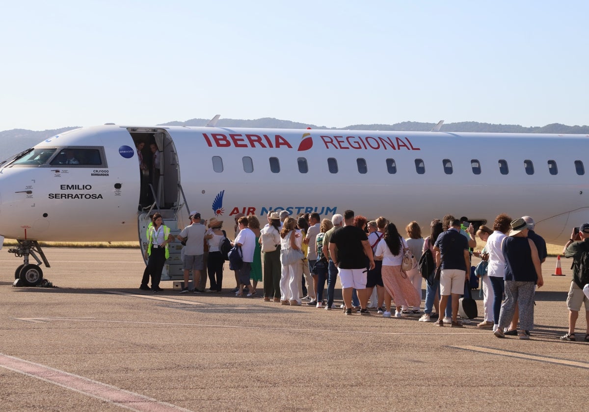 Viajeros embarcando en el vuelo de Air Nostrum hacia Gran Canaria desde Córdoba