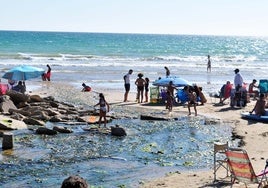 Las aguas residuales siguen vertiendo directamente a la arena de una de las playas de Chipiona doce años después