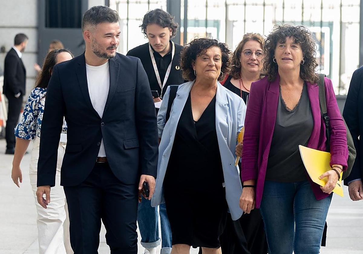 El portavoz de ERC en el Congreso Gabriel Rufián y las diputadas Pialr Villugera y Teresa Jordá