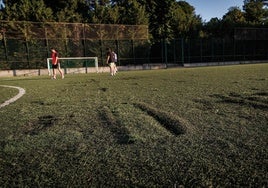 Peligro de lesión en el campo de fútbol del Retiro: «No puede ser que el césped parezca un patatal»