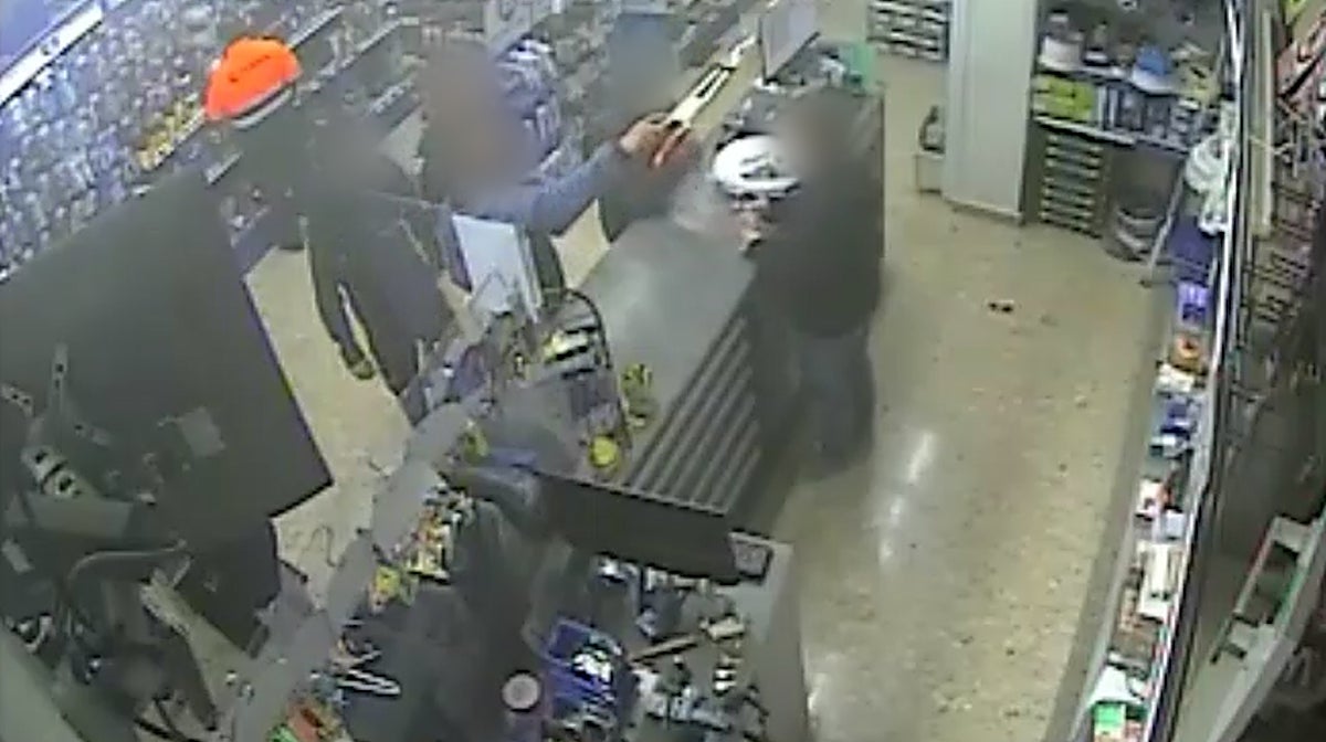 Imagen de las cámaras de seguridad de una ferretería donde compraron las herramientas para perpetrar los robos