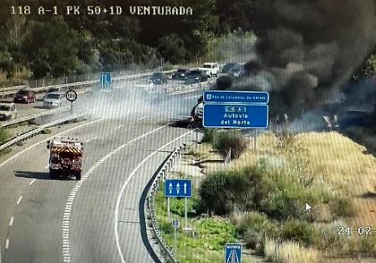 El camión cisterna incendiado en la A-1
