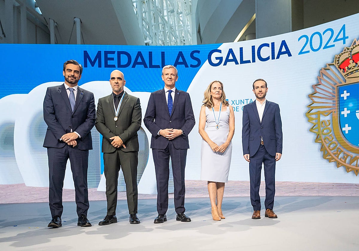 Foto de familia de los premiados juto a Diego Calvo y Alfonso Rueda