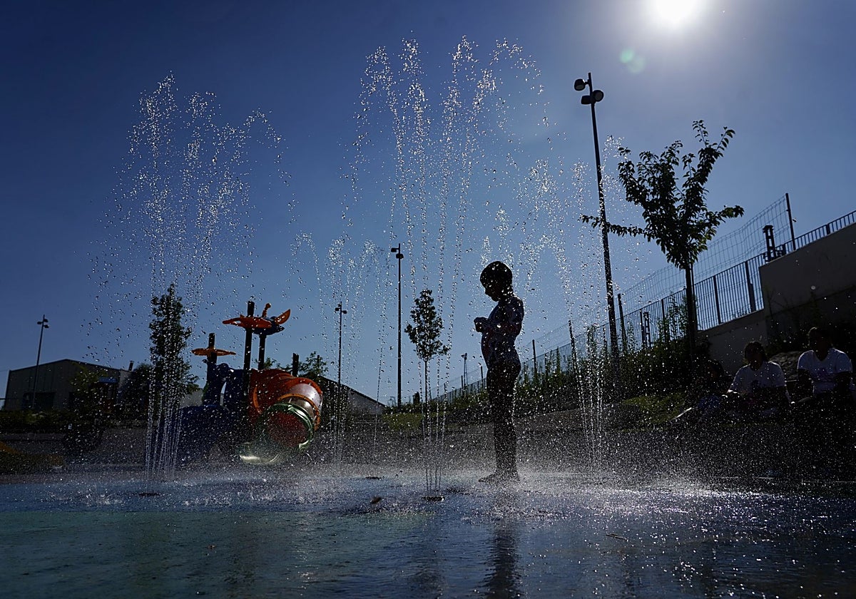 Varios niños se bañan en fuentes en Valladolid, en alerta amarilla por la ola de calor