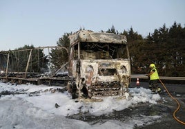 Sale ileso tras sufrir un accidente declararse un incendio en el camión en el que viajaba en la A-62, en Dueñas (Palencia)