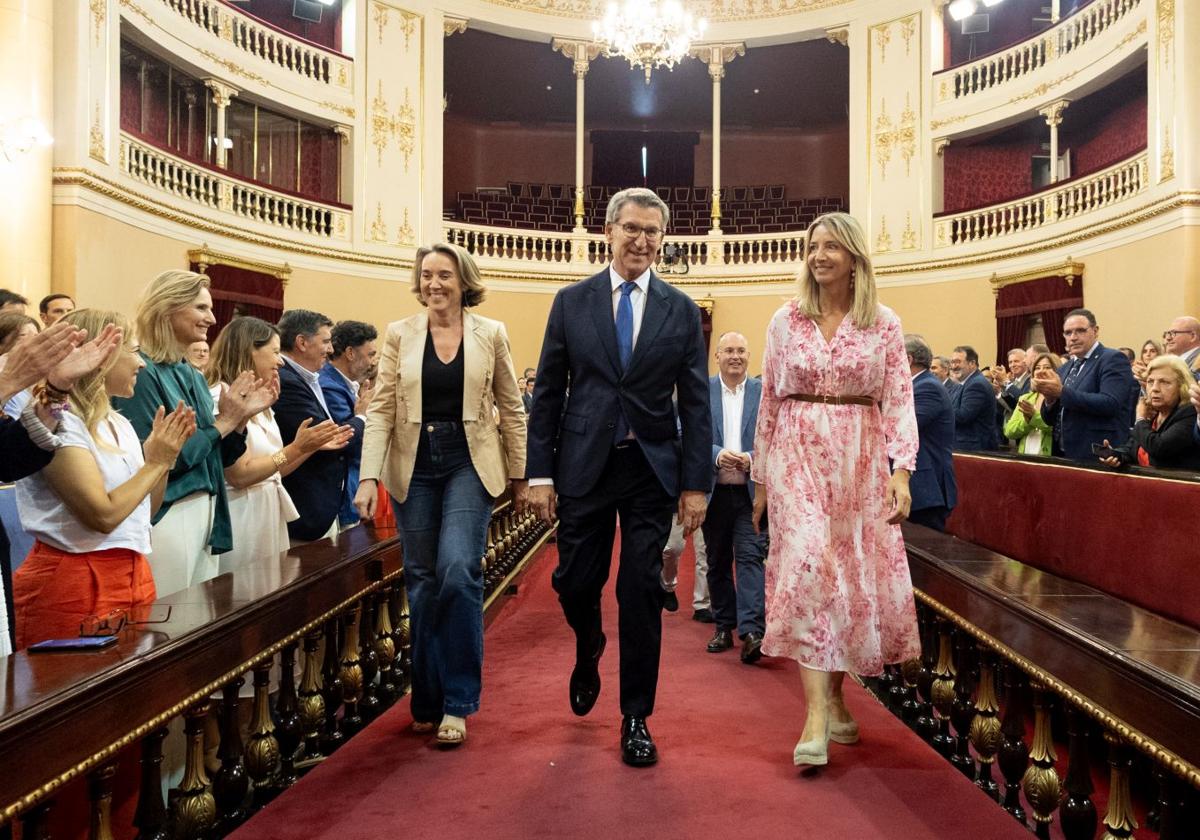 Alberto Nuñez Feijóo, junto a Cuca Gamarra (izq) y Alicia García (der) en el Senado