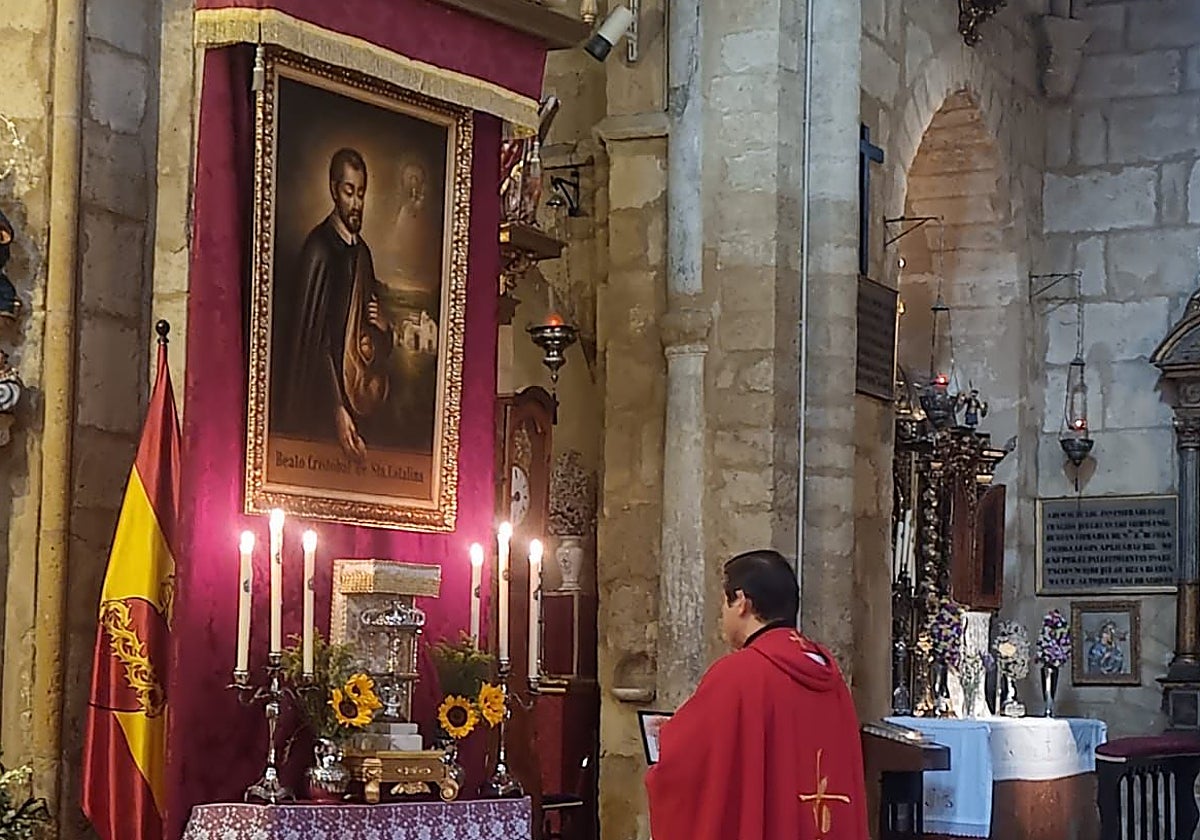 Altar de cultos con el cuadro y la reliquia del Padre Cristóbal, en imagen de archivo
