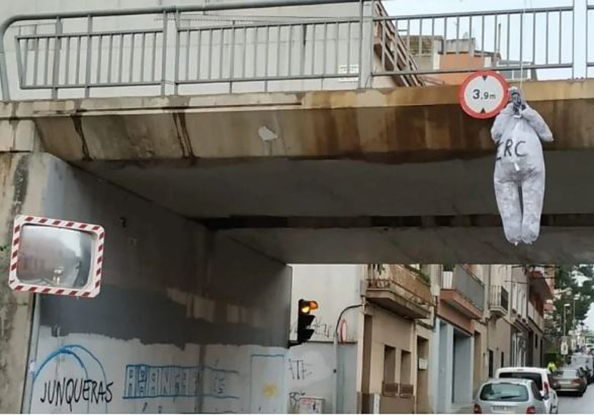 Imagen del muñeco colgado en Sant Vicenç dels Horts