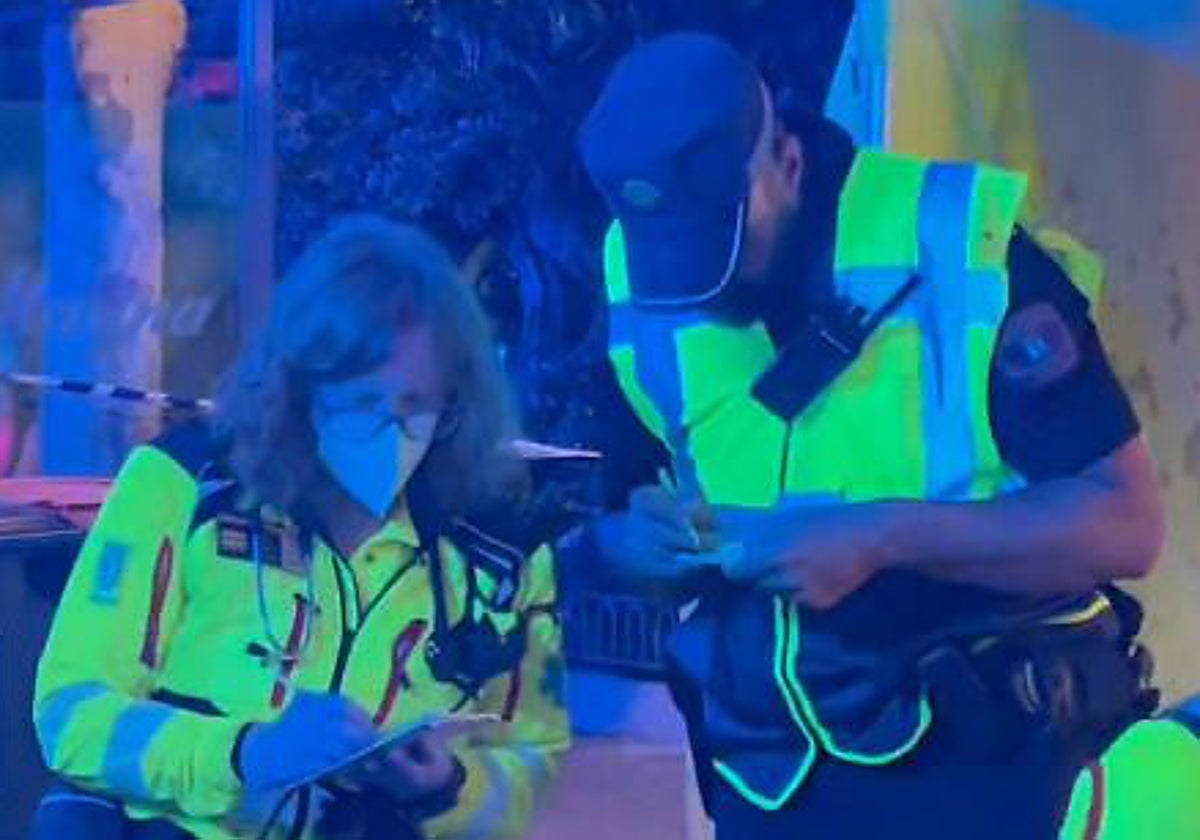 Los servicios sanitarios y policiales, en el lugar de la agresión