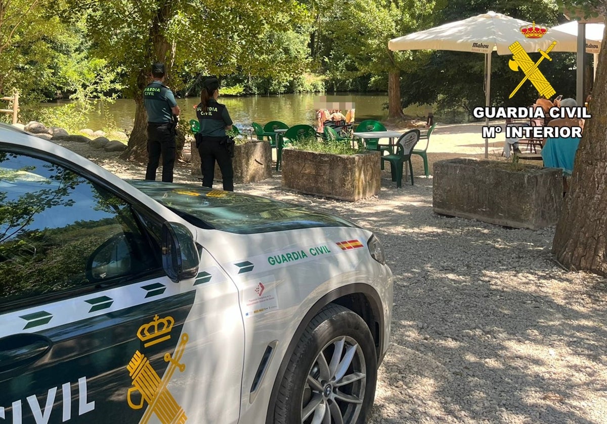 Agentes de la Guardia Civil vigilan una zona de baño pública