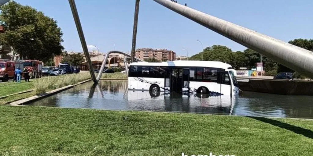 A bus ends up in a fountain after an accident in Reus