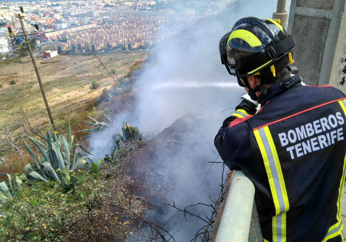 Intervención de los Bomberos de Tenerife en foto de archivo