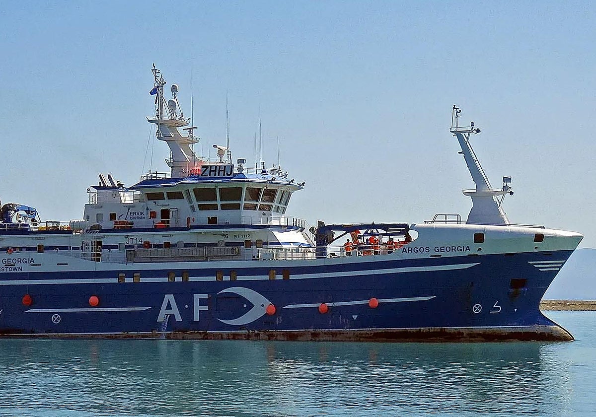 Vista del pesquero Argos Georgia, en el que iban 27 personas a bordo