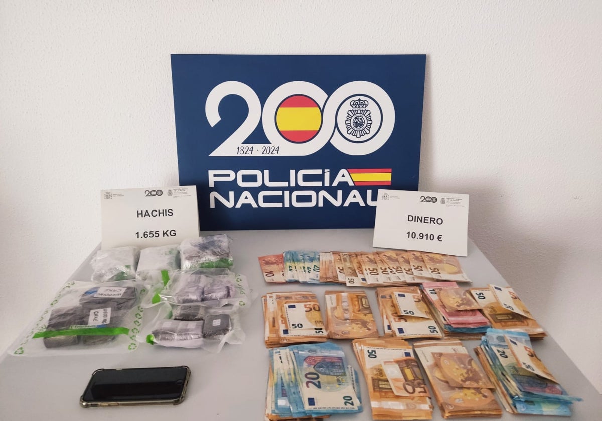 Imagen de la droga y el dinero en efectivo intervenido al detenido por agredir a su expareja en Petrer