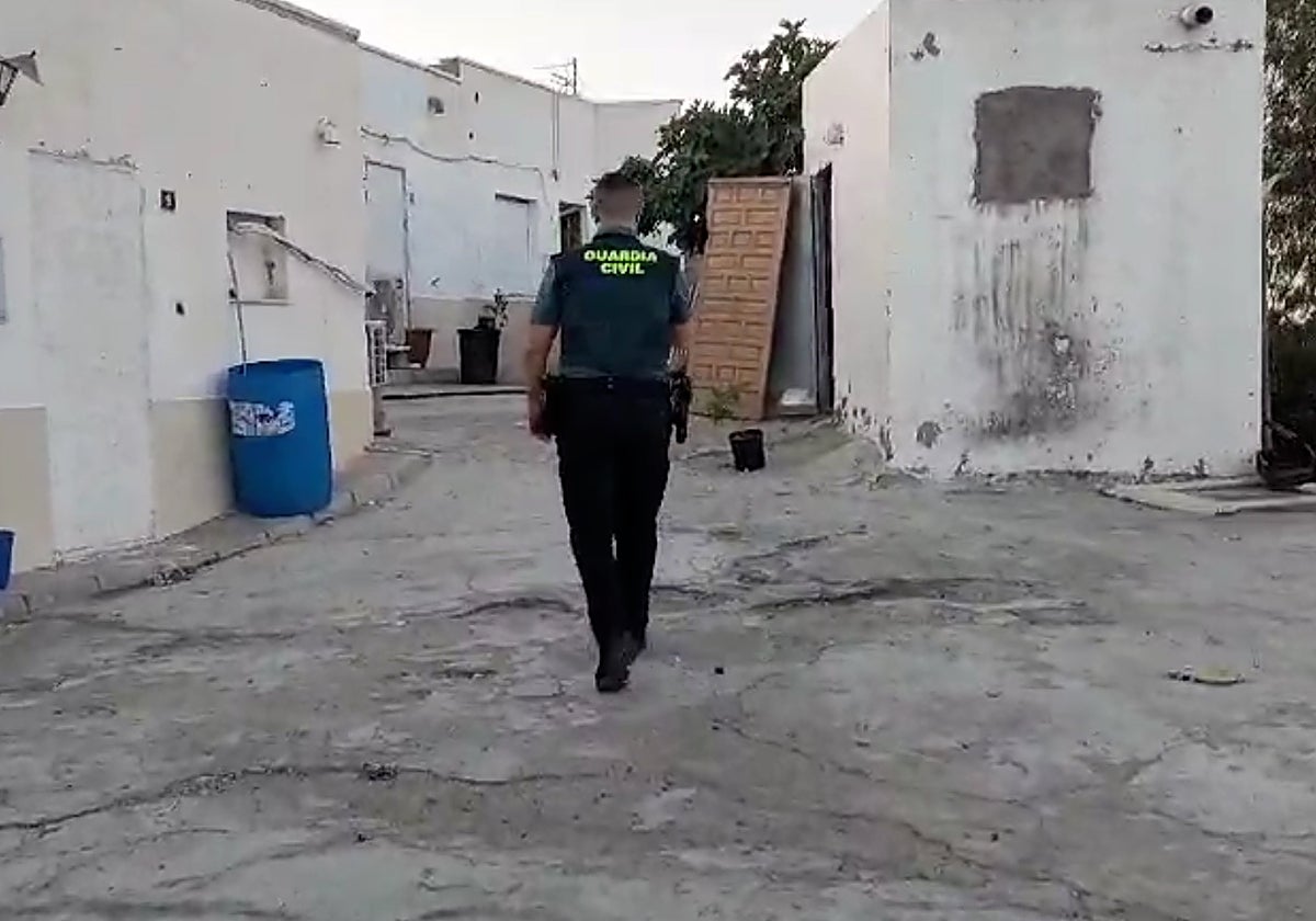 Imagen de archivo de una actuación de la Guardia Civil en Pechina