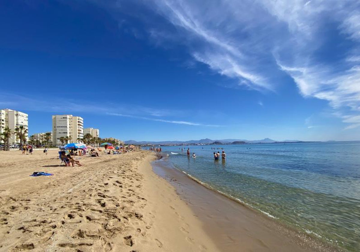 Muere un matrimonio en una playa de Alicante después de que la mujer  entrara a socorrer al hombre