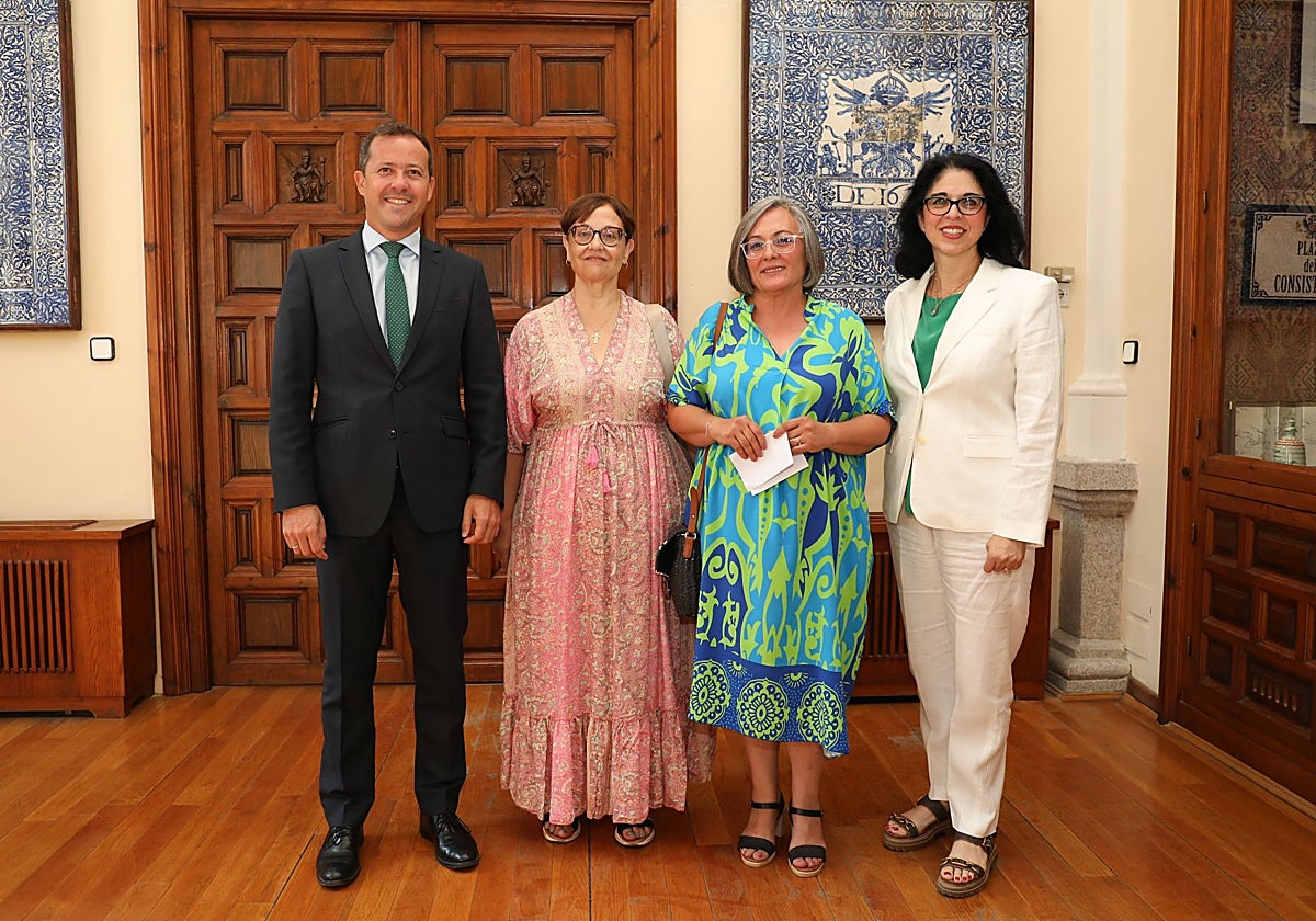 El alcalde, Carlos Velázquez, y la concejal Marisol Illescas con las responsables de Afanion