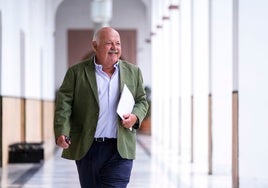 El presidente del Parlamento de Andalucía espera subir las dietas congeladas desde 2017: «A los diputados les cuesta llegar a fin de mes»