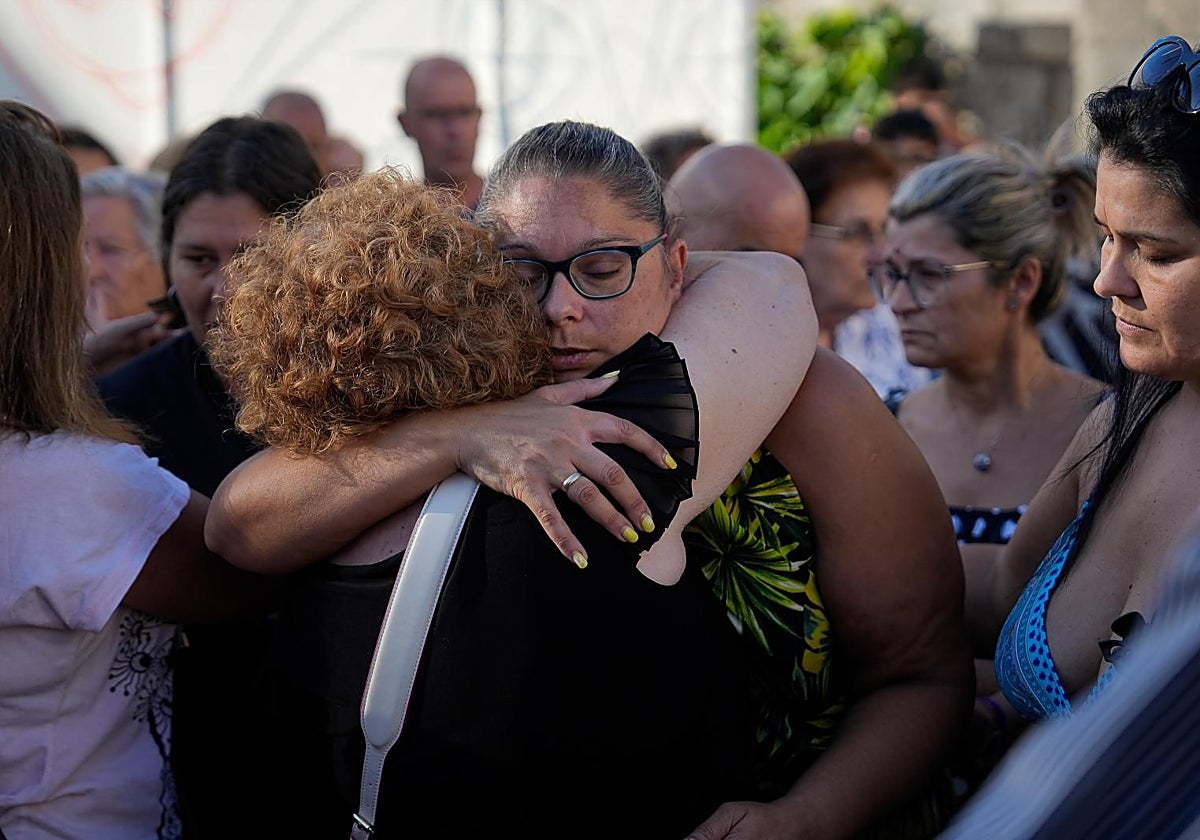 Familiares y vecinos de Santiago Leyenda recordándole en su Baiona natal