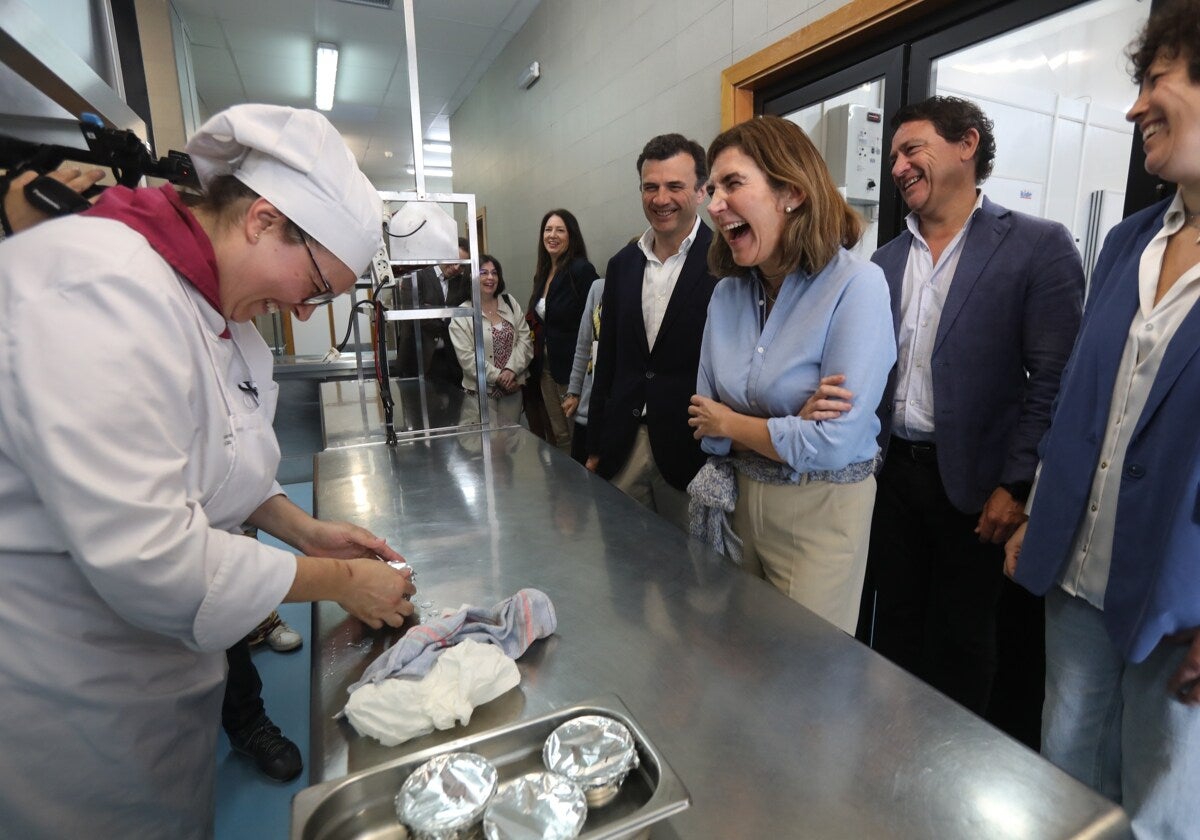 La consejera de Empleo, Rocío Blanco, durante una visita a la Escuela de Formación de Hostería de Cádiz