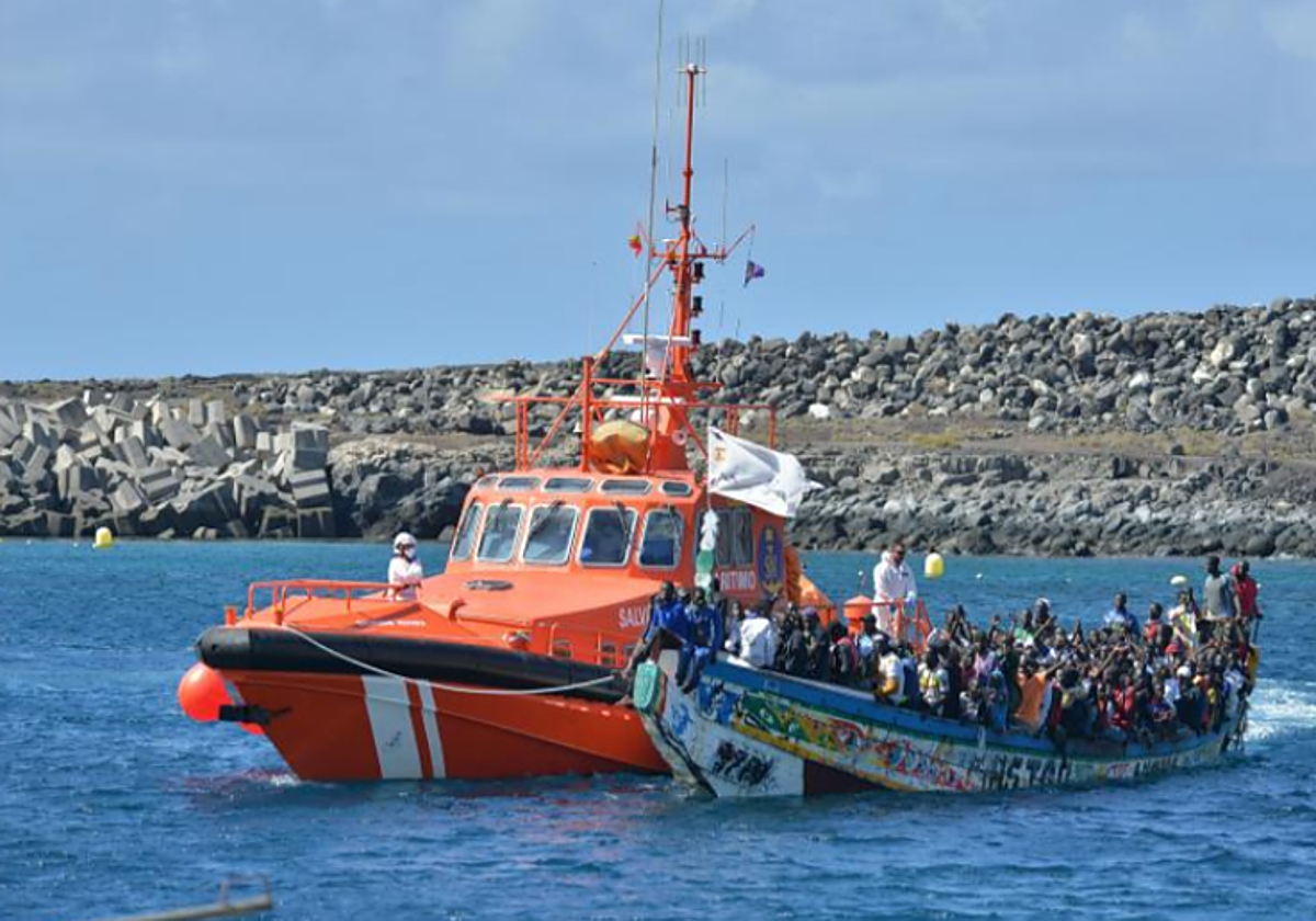 Traslado de un cayuco al muelle de La Restinga el pasado mes de octubre