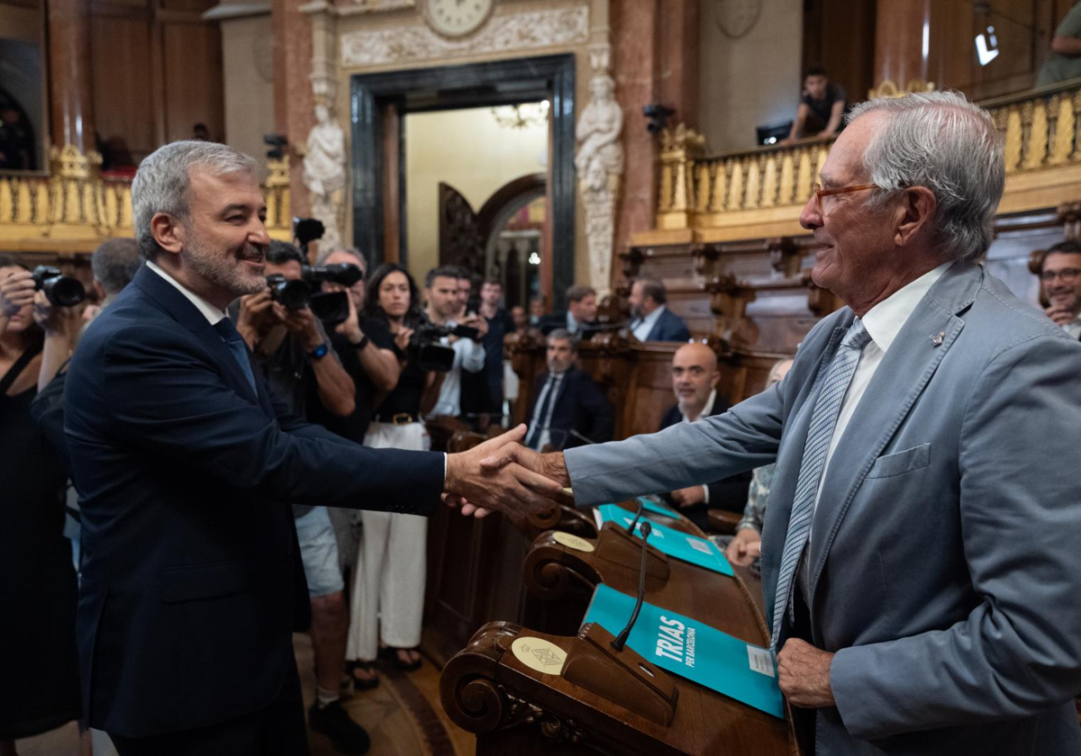 El alcalde de Barcelona, Jaume Collboni, saluda a Xavier Trias, en su último pleno, hoy, en Barcelona