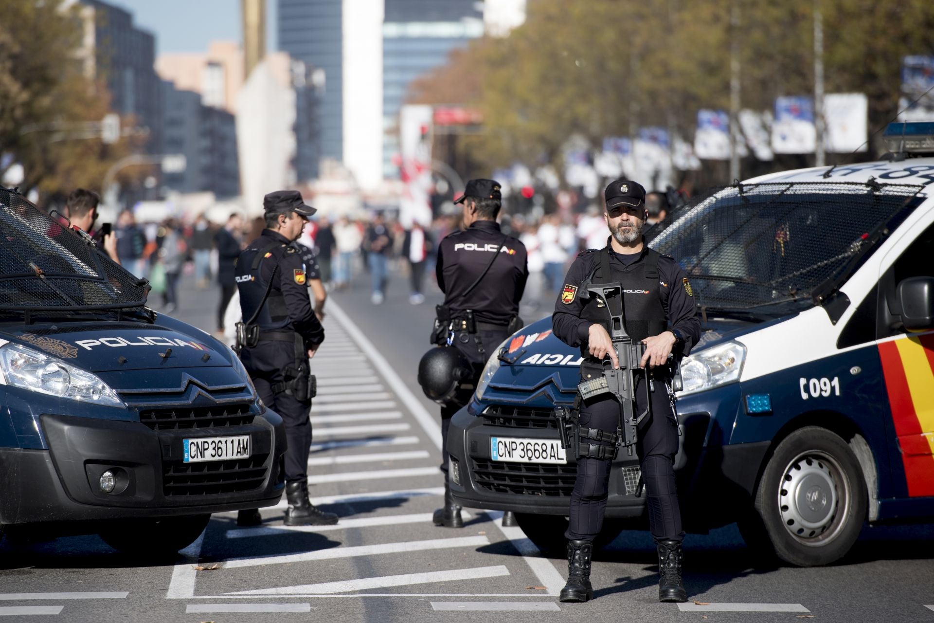 Agentes de Policía en los aledaños del Santiago Bernabéu