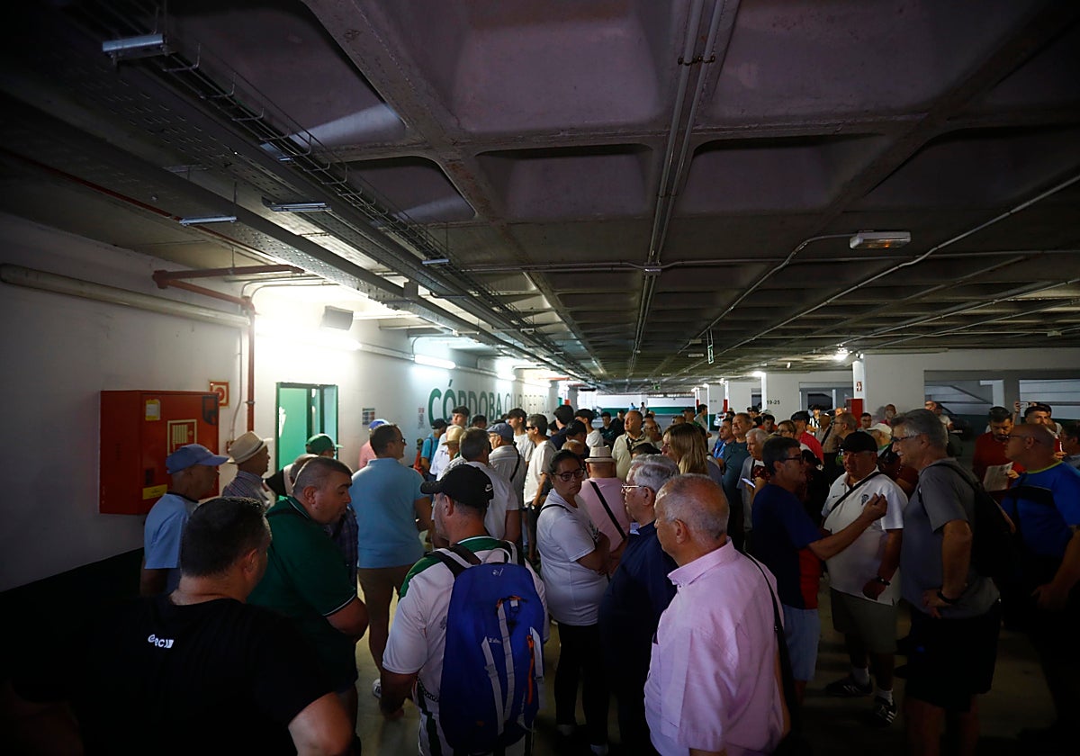 La afición del Córdoba en las taquillas de El Arcángel para renovar su abono