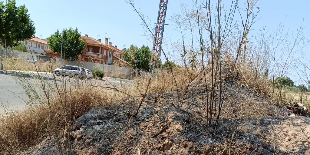 A local police officer from Nambroca extinguishes a fire with six fire extinguishers