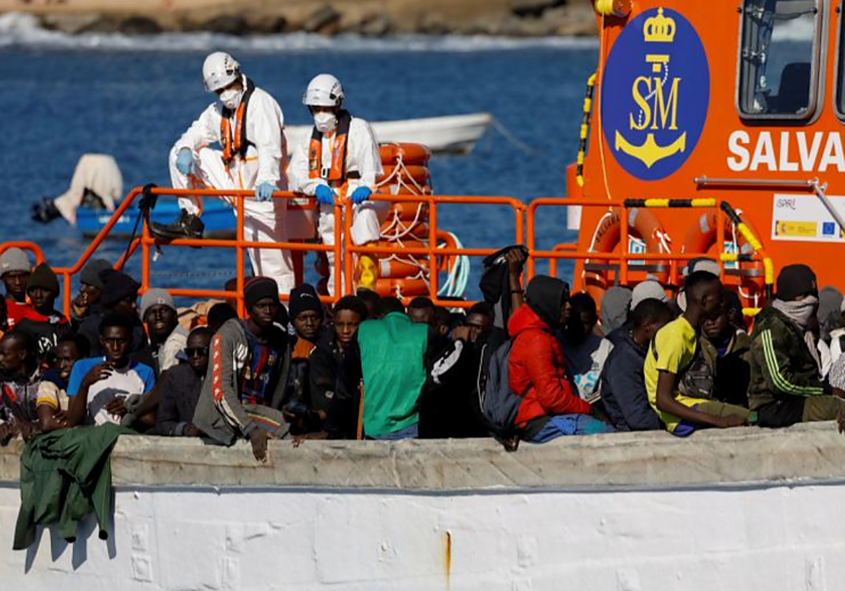 Rescate de una embarcación este 2 de enero en el muelle de Arguineguín, Gran Canaria