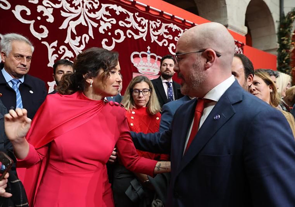 Ayuso y el delegado del Gobierno, en la tirante celebración del Día de la Constitución del año pasado