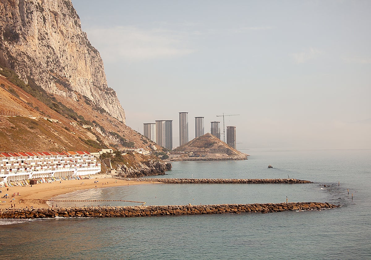 Zona en la que se levantará el proyecto con la montaña de rellenos al fondo