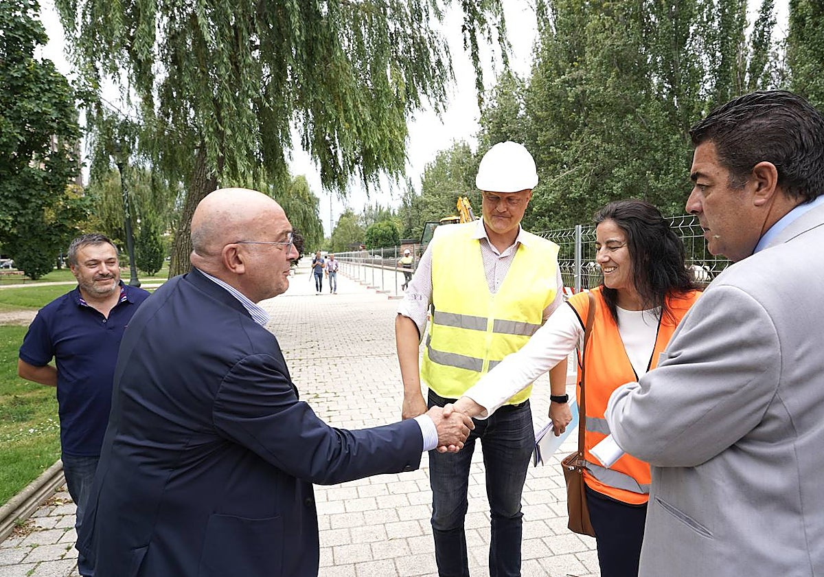 El alcalde de Valladolid visita las obras del carril bici del paseo de Isabel la Católica