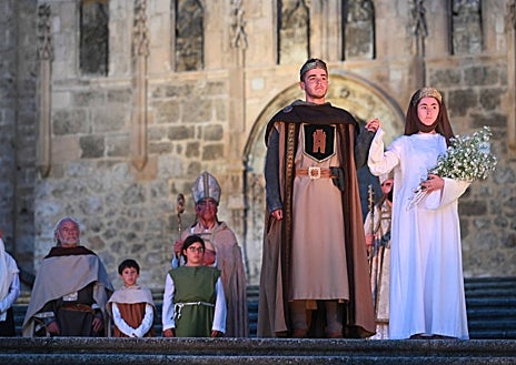 Imagen secundaria 1 - Desfile de la exaltación del cangrejo en Herrera de Pisuerga; el Cronicón de Oña y Boda típica de Candelario