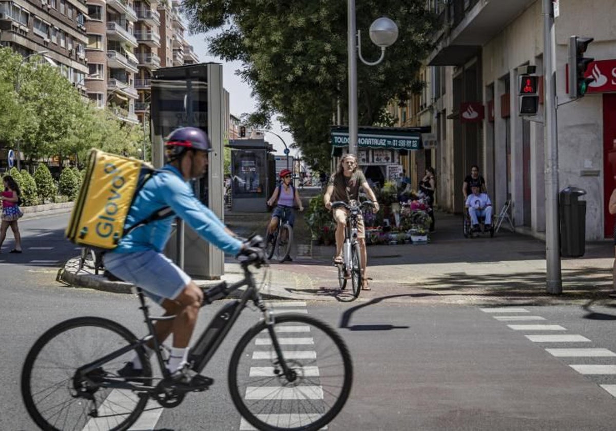 Ciclista por el carril bici de la calle O'Donnell