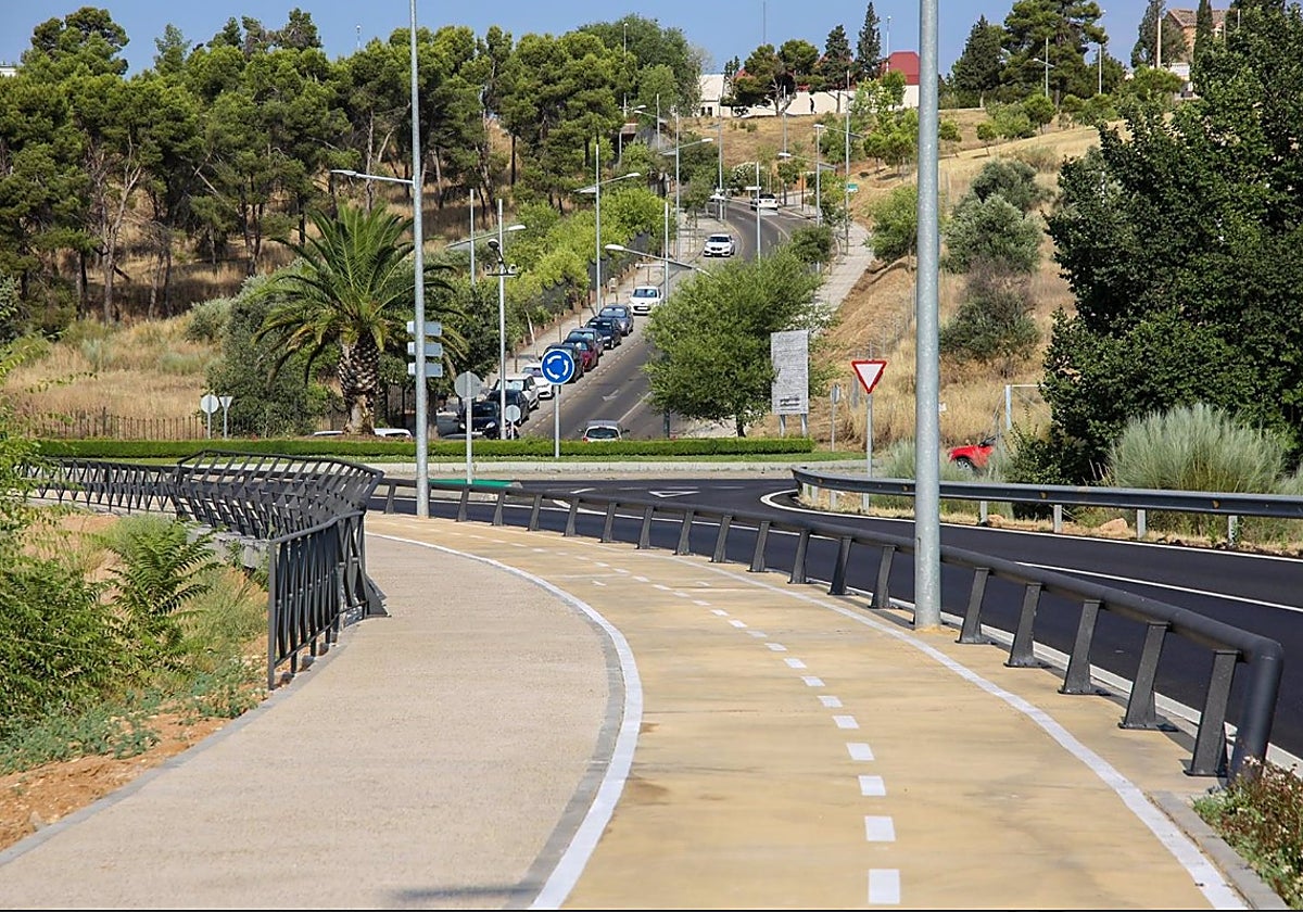 El itinerario peatonal y carril bici une la avenida de Madrid con la rotonda del Salto del Caballo