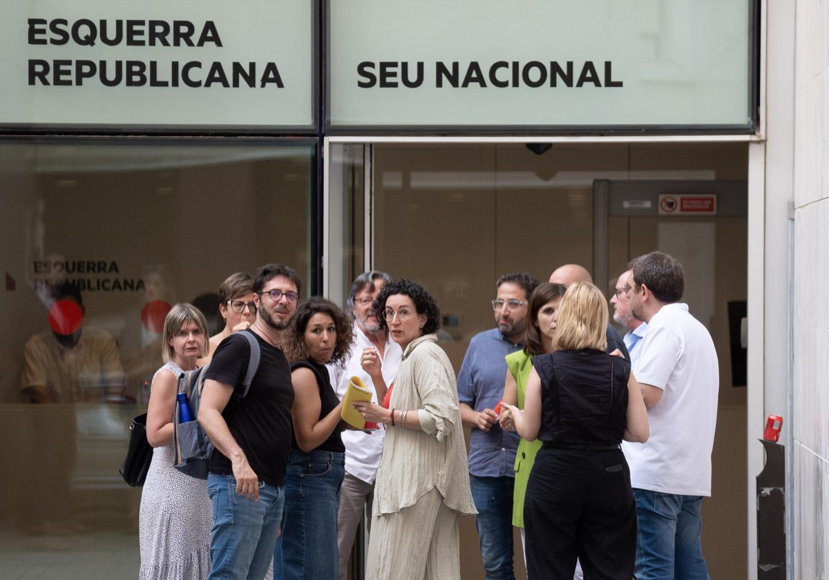 Marta Rovira y otros miembros de la dirección de ERC, hoy, en un receso de la reunión que han mantenido para explicar el acuerdo con el PSC para apoyar la investidura de Illa