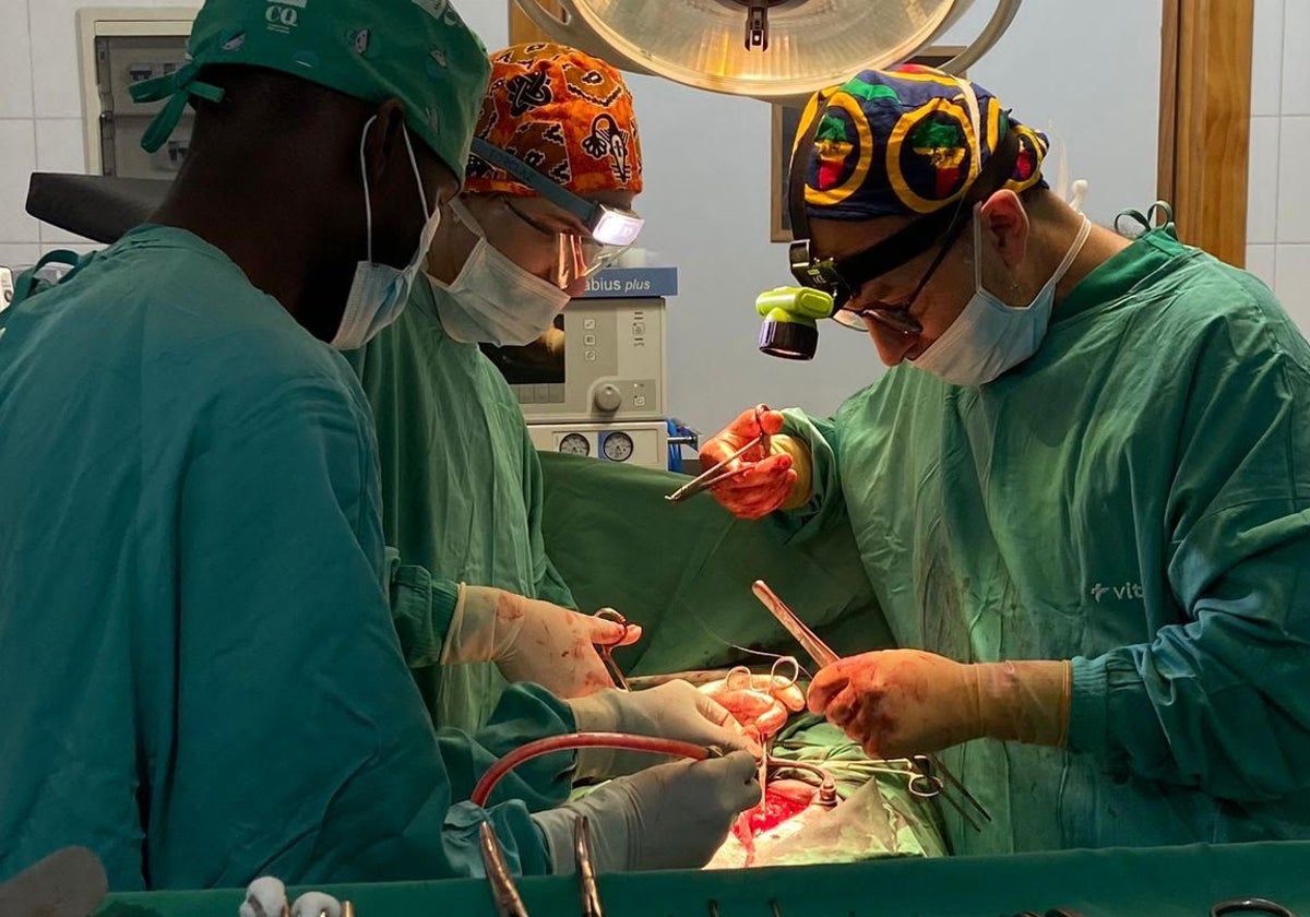Imagen del doctor José Rubio operando en Liberia