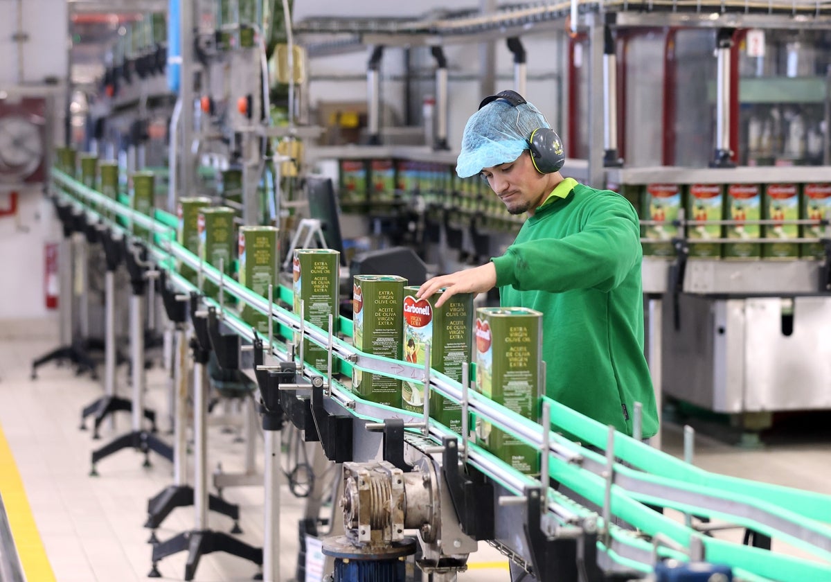 Lineal de envasado de aceite de oliva en Deoleo y su planta de alcolea