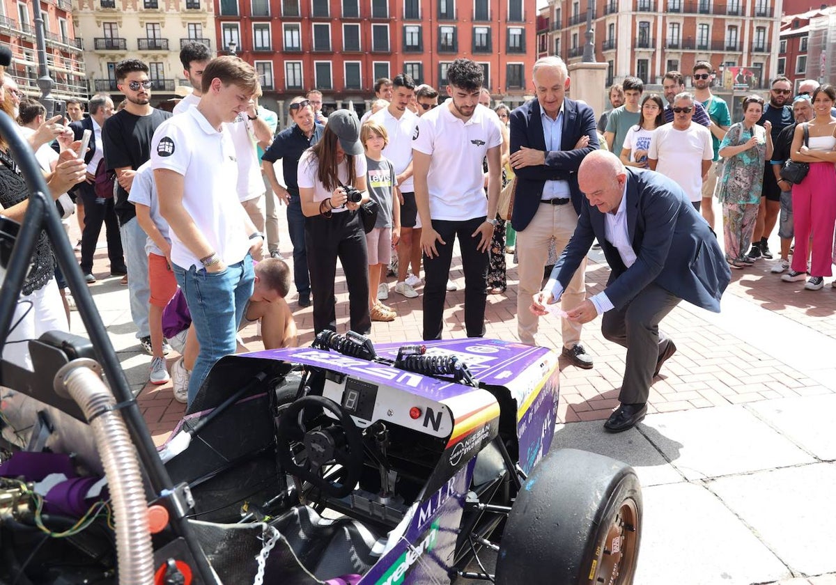 Largo Cabrerizo y Carnero en la presentación del monoplaza