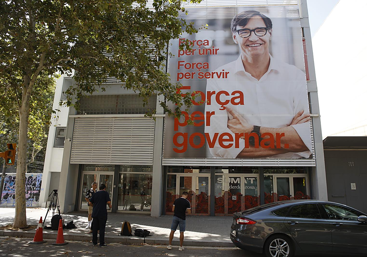 Fachada de la sede del PSC en Barcelona, ayer, con periodistas en la entrada a la espera de que salga la ejecutiva tras una reunión