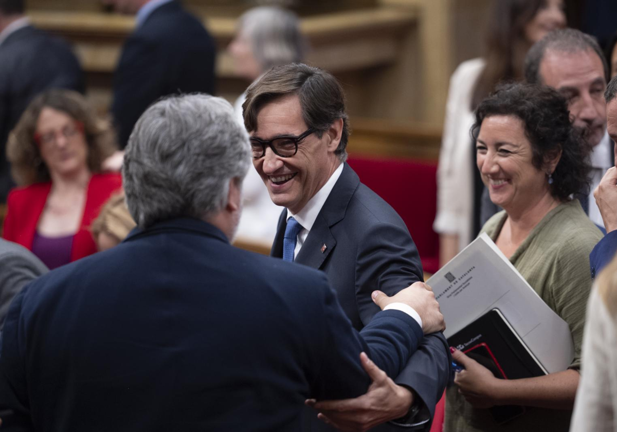 Salvador Illa saluda a Albert Batet (Junts), en el Parlamento de Cataluña, en una sesión celebrada en junio