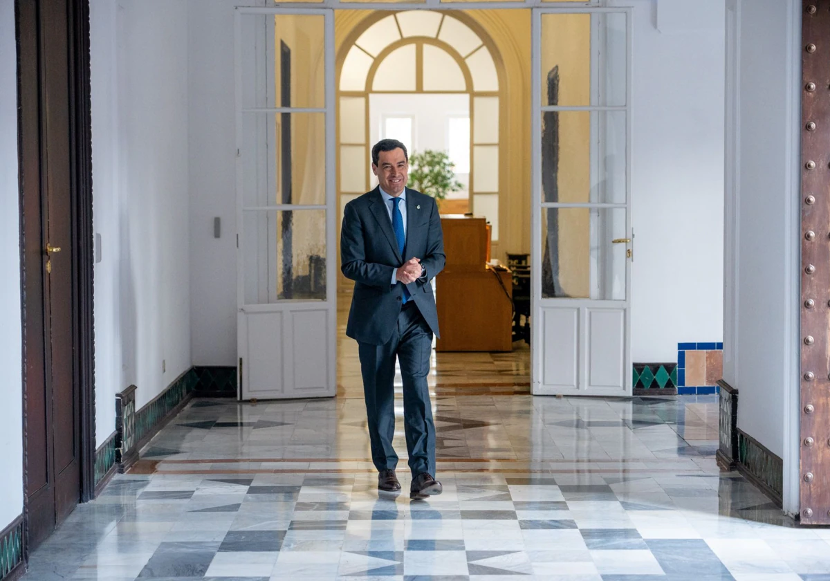 Juanma Moreno camina por los pasillos del palacio de San Telmo