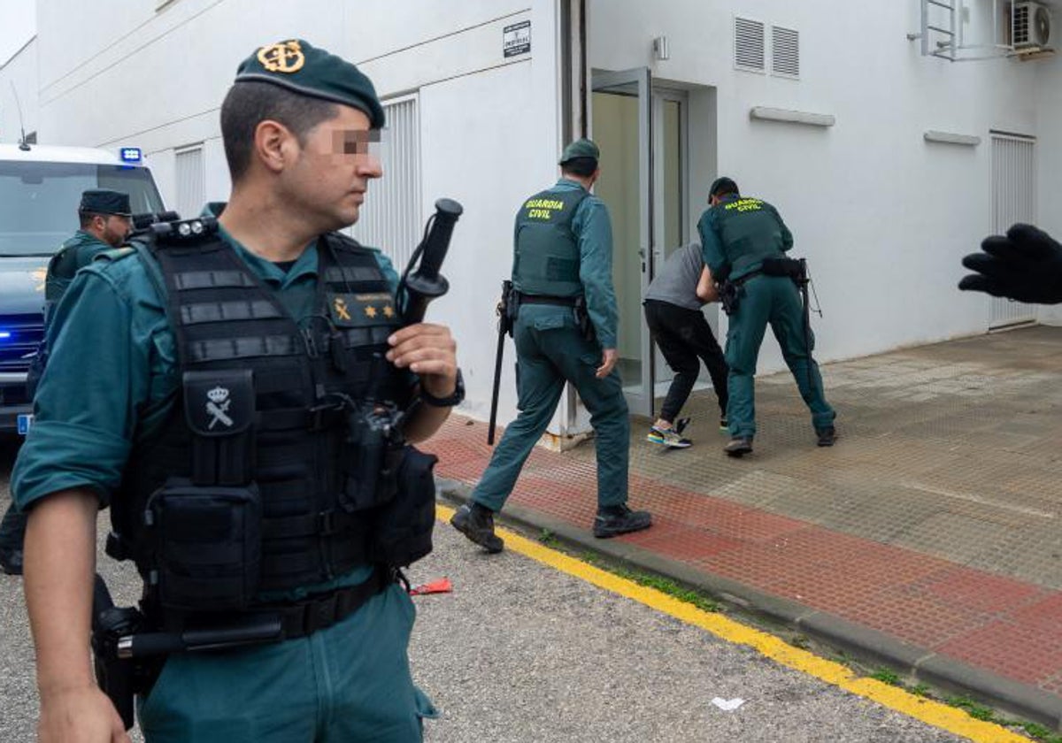 Imagen de unos de los detenidos, cuando pasó a disposición judicial