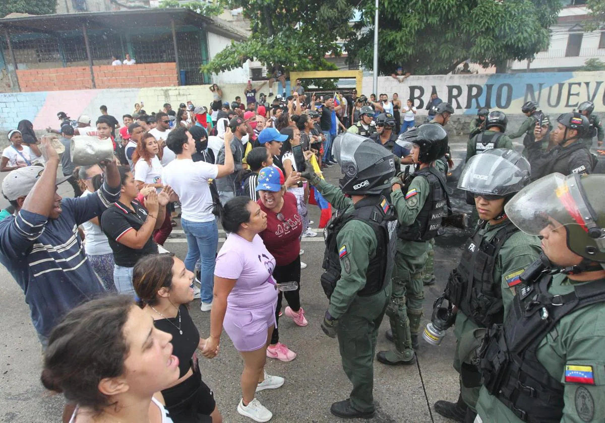 Manifestantes venezolanos se enfrentan a la policía